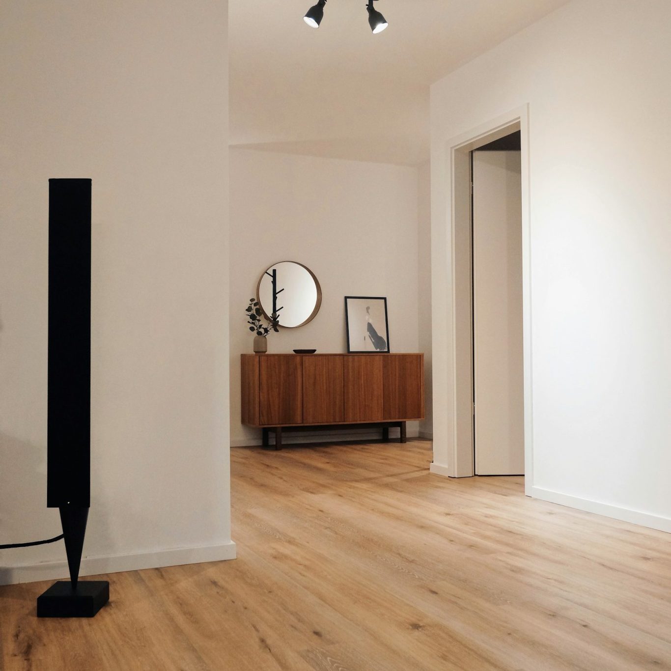 Raumaufnahme mit Designbelag Fußboden Fußbodenbelag in heller Holzoptik.
